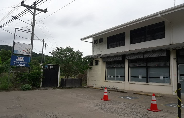 Fachada de la oficina del Registro Civil en Jicaral, Costa Rica