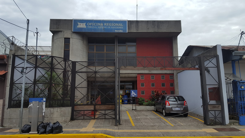 Fachada de la oficina del Registro Civil en Heredia, Costa Rica