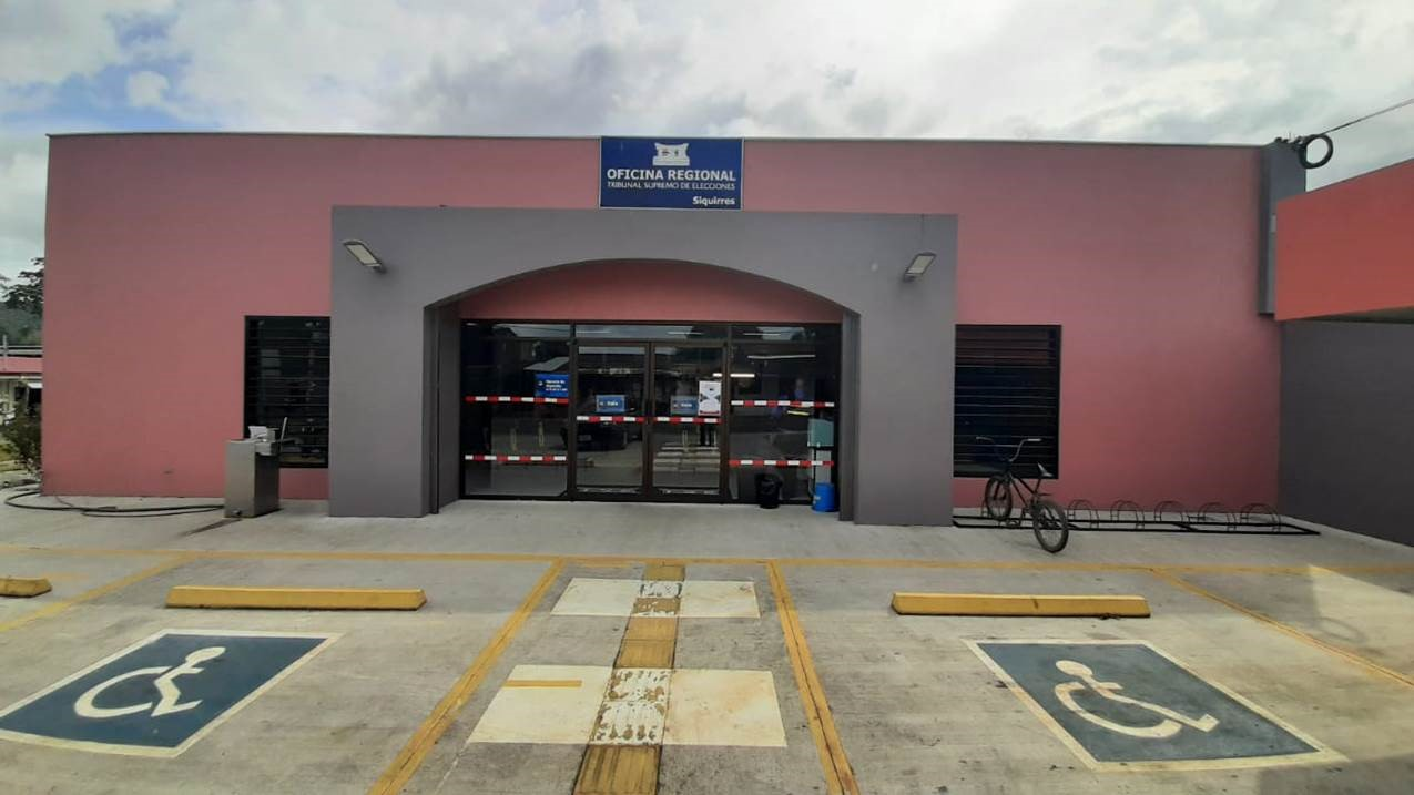 Fachada de la oficina del Registro Civil en Siquirres, Costa Rica