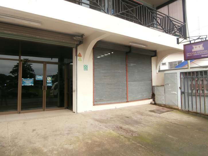 Fachada de la oficina del Registro Civil en Sarapiquí, Costa Rica