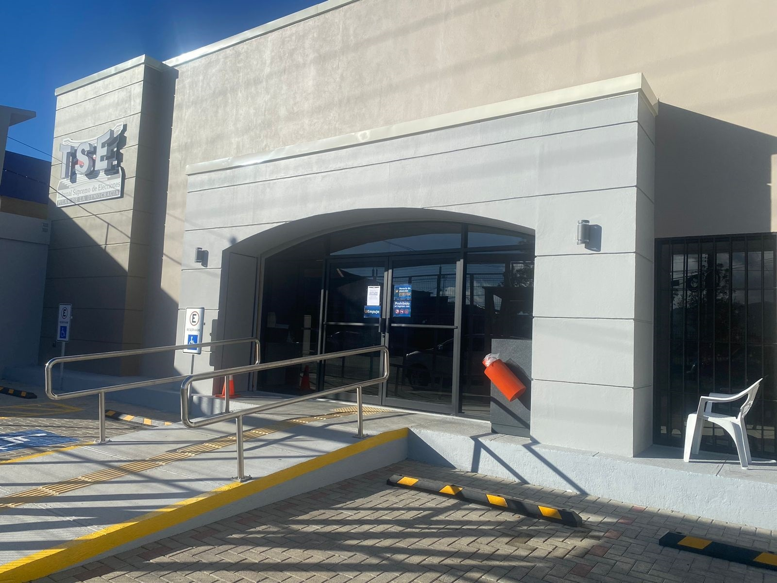 Fachada de la oficina del Registro Civil en San Ramón, Costa Rica