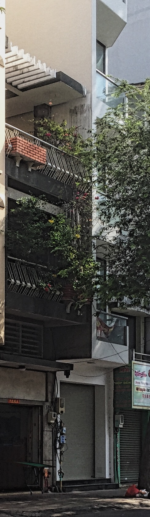 594 Đ. Nguyễn Trãi — Vietnamese modernist architecture. Created by Pham Phu Vinh.