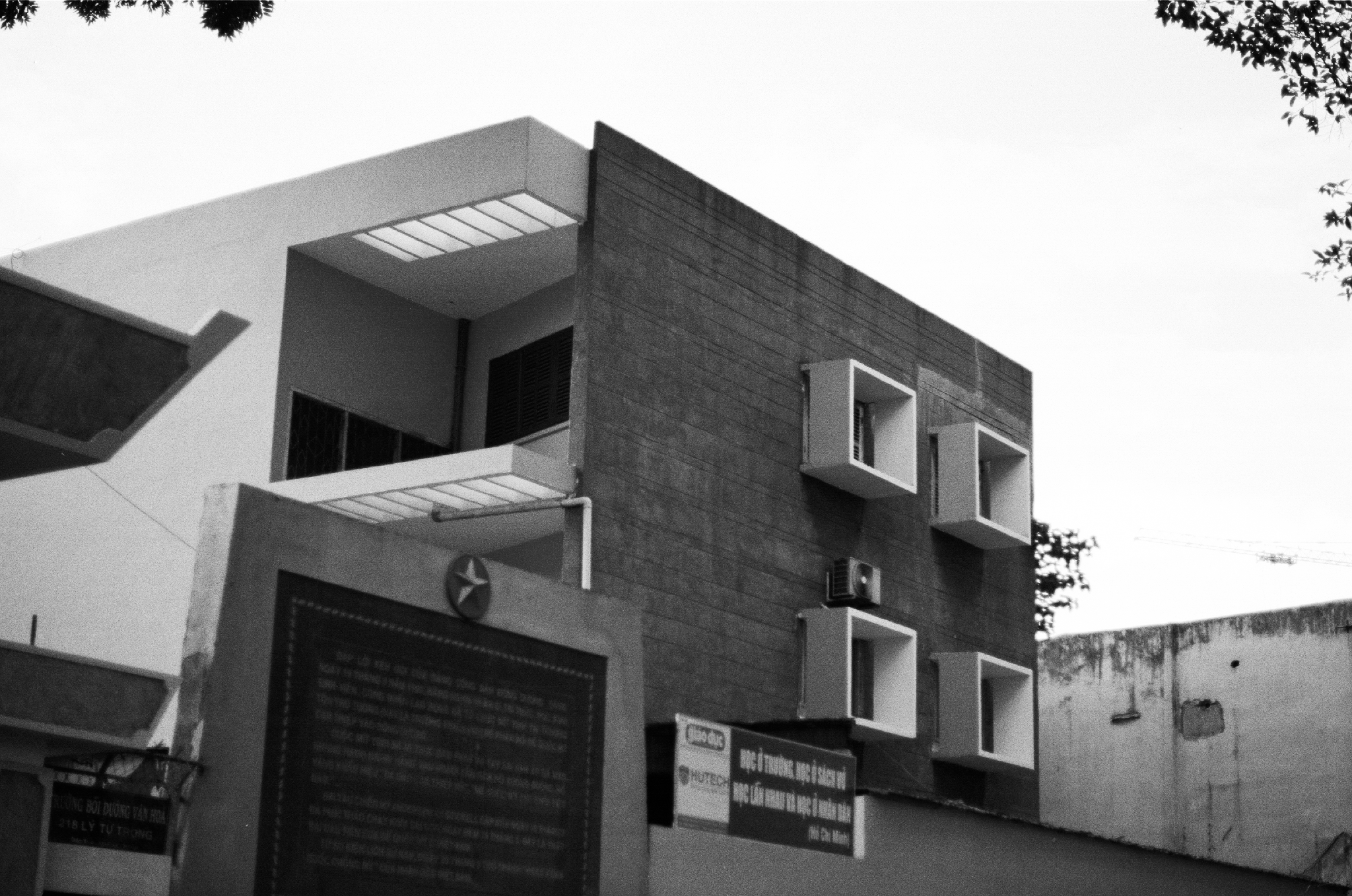 Ernst Thälmann School — Vietnamese modernist architecture. Created by Pham Phu Vinh.