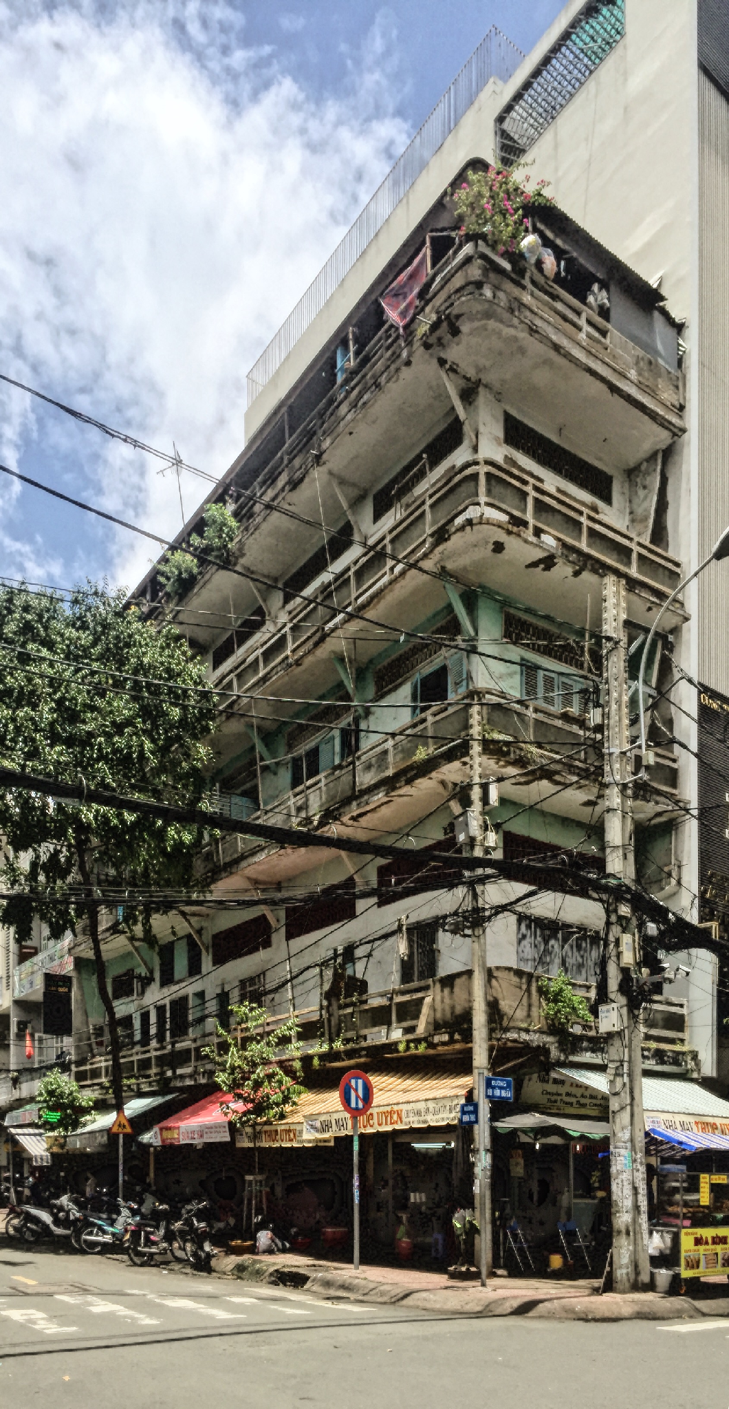 83 Bùi Hữu Nghĩa — Vietnamese modernist architecture. Created by Pham Phu Vinh.
